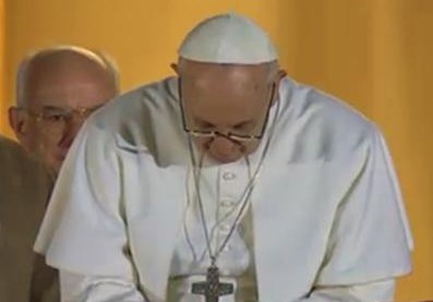 Papa-Francesco-si-inchina