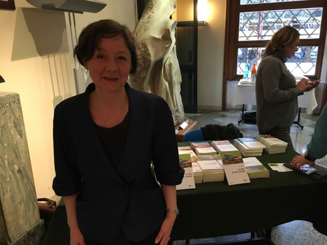 Anca Martinas accoglie i giornalisti alla presentazione del libro